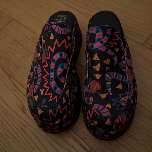 FARM Rio Shoes - FARM Rio Amazon Clogs (size 8)